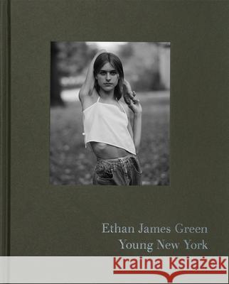 Ethan James Green: Young New York (Signed Edition) Ethan James Green Hari Nef Michael Schulman 9781683952084 Aperture Direct - książka