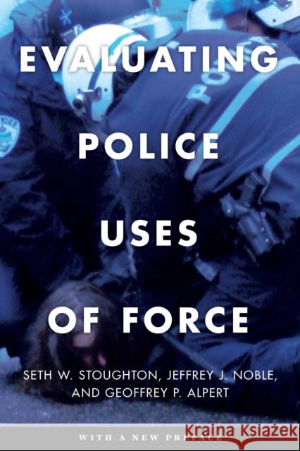 Evaluating Police Uses of Force Seth W. Stoughton Jeffrey J. Noble Geoffrey P. Alpert 9781479810161 New York University Press - książka