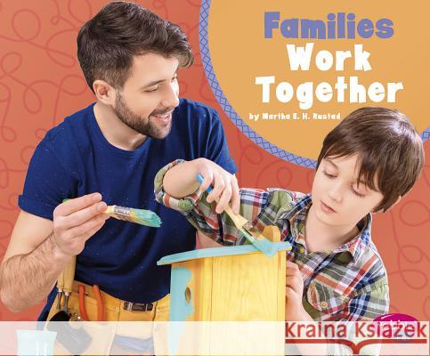 Families Work Together Martha Elizabeth Hillman Rustad 9781977109040 Pebble Books - książka