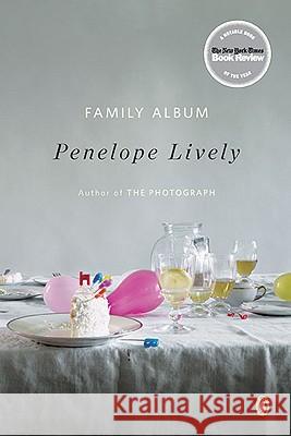 Family Album Penelope Lively 9780143117872 Penguin Books - książka