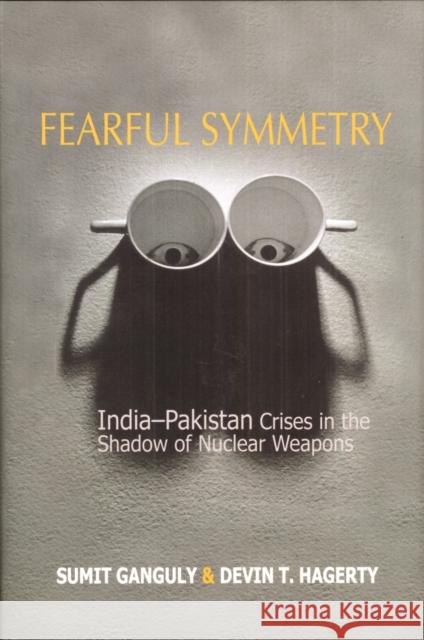 Fearful Symmetry: India-Pakistan Crises in the Shadow of Nuclear Weapons Devin T. Hagerty Sumit Ganguly 9780295995908 University of Washington Press - książka