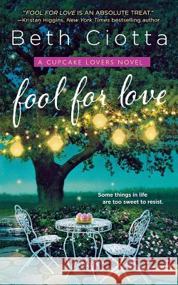 Fool for Love: A Cupcake Lovers Novel Beth Ciotta 9781250093509 St. Martin's Press - książka