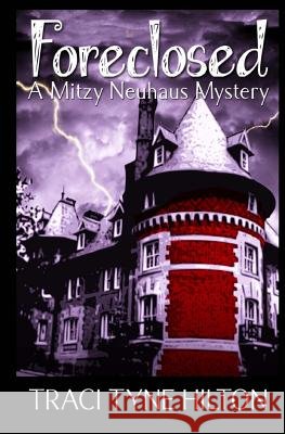 Foreclosed: A Mitzy Neuhaus Mystery Traci Tyne Hilton 9781449974435 Createspace - książka