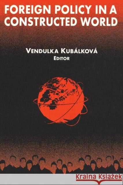 Foreign Policy in a Constructed World Vendulka Kubalkova 9780765607881 M.E. Sharpe - książka