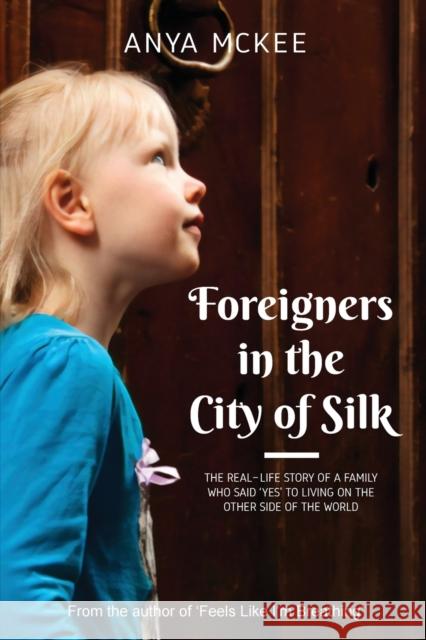Foreigners in the City of Silk Anya McKee Jeffrey McKee 9780473472863 Torn Curtain Publishing - książka