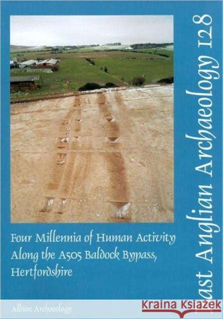 Four Millenia of Human Activity Along the A505 Baldock Bypass, Hertfordshire Phillips, Mark 9780955654626 East Anglian Archaeology - książka
