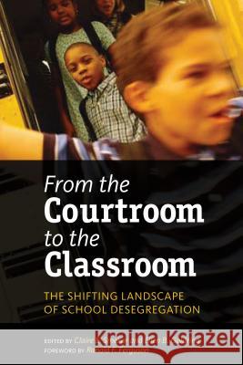 From the Courtroom to the Classroom: The Shifting Landscape of School Desegregation  9781934742204 Harvard Educational Publishing Group - książka