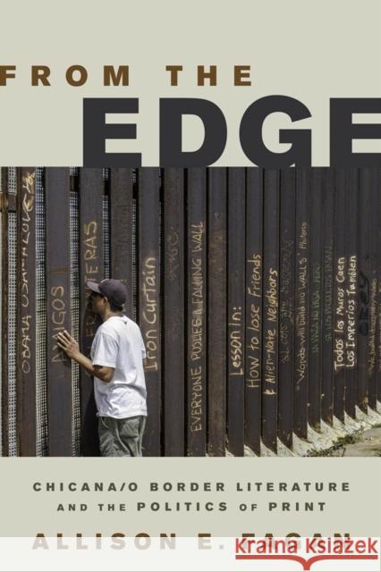 From the Edge: Chicana/o Border Literature and the Politics of Print Allison E. Fagan 9780813583808 Rutgers University Press - książka