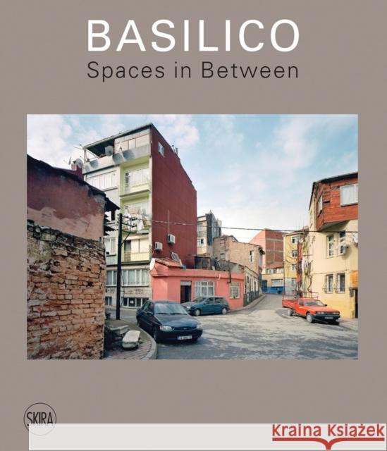 Gabriele Basilico: Spaces in Between Basilico, Gabriele 9788857246840 Skira - książka