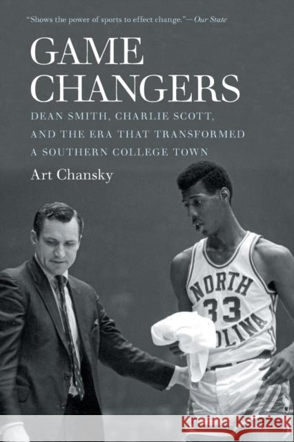 Game Changers: Dean Smith, Charlie Scott, and the Era That Transformed a Southern College Town Art Chansky 9781469645490 University of North Carolina Press - książka