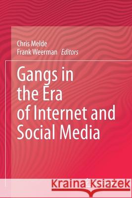 Gangs in the Era of Internet and Social Media Chris Melde Frank Weerman 9783030472160 Springer - książka