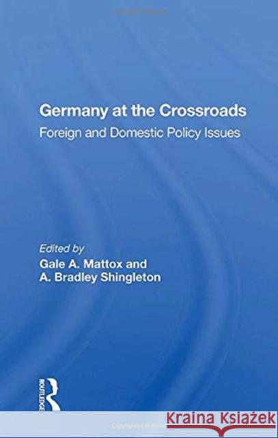Germany at the Crossroads: Foreign and Domestic Policy Issues Gale A. Mattox 9780367153946 Routledge - książka