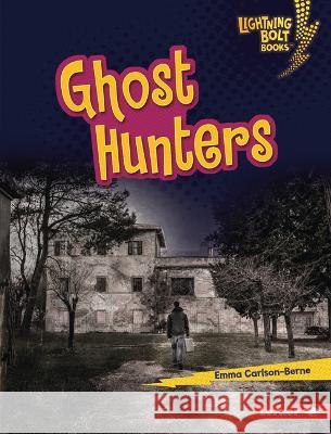 Ghost Hunters Emma Carlson-Berne 9781728491158 Lerner Publications - książka