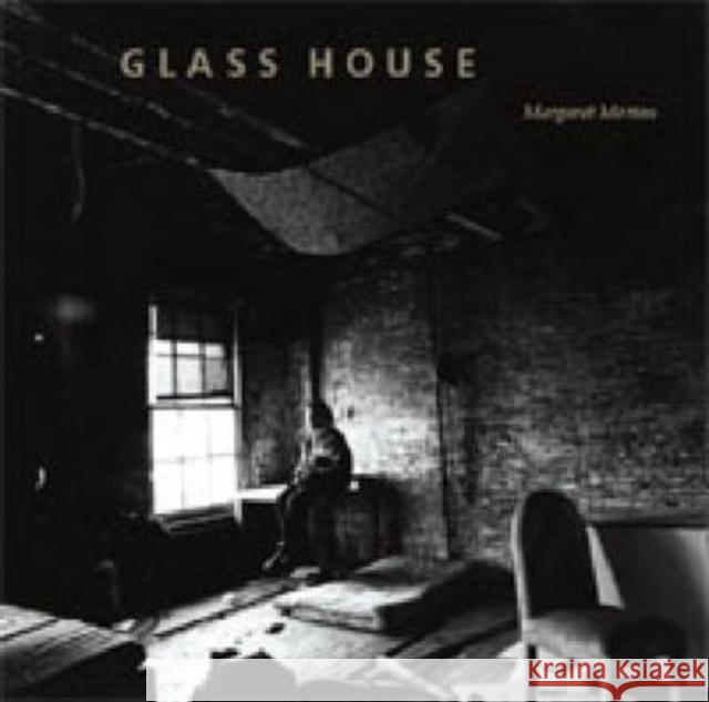 Glass House Margaret Morton 9780271024639 Pennsylvania State University Press - książka