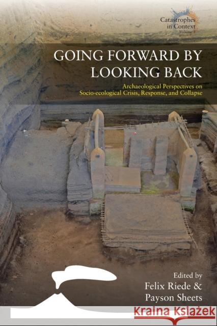 Going Forward by Looking Back: Archaeological Perspectives on Socio-Ecological Crisis, Response, and Collapse Riede, Felix 9781800739284 Berghahn Books - książka