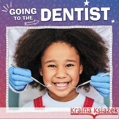 Going to the Dentist Nicole A. Mansfield 9780756570828 Pebble Books - książka