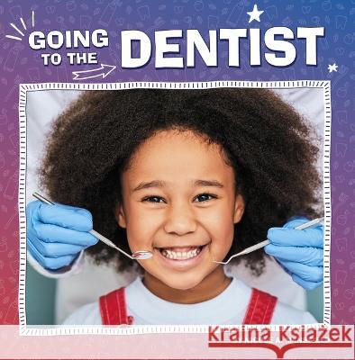 Going to the Dentist Nicole A. Mansfield 9780756571061 Pebble Books - książka