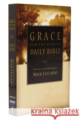 Grace for the Moment Daily Bible-NCV Max Lucado 9781418543068 Thomas Nelson Publishers - książka