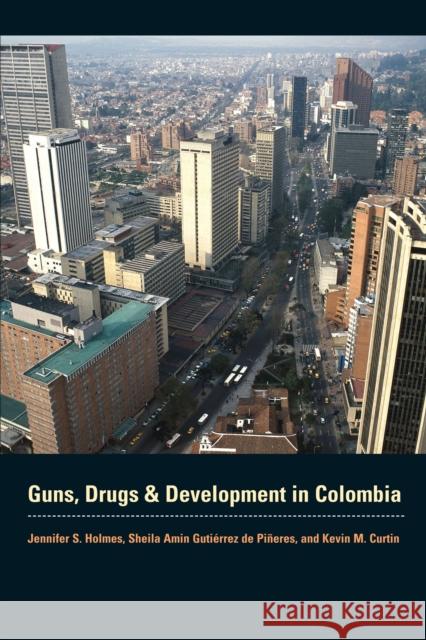 Guns, Drugs, and Development in Colombia Jennifer S. Holmes Sheila Amin Gutierre Kevin M. Curtin 9780292721548 University of Texas Press - książka
