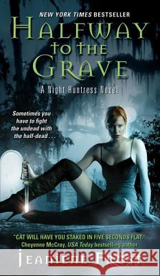 Halfway to the Grave Frost, Jeaniene 9780061245084 Avon Books - książka