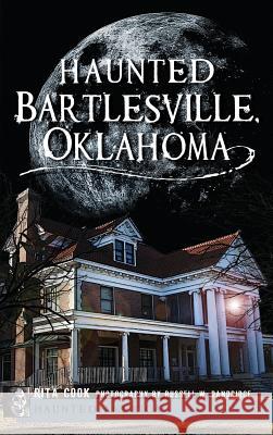 Haunted Bartlesville, Oklahoma Rita Cook Russell W. Dandridge 9781540231185 History Press Library Editions - książka