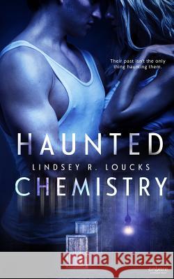 Haunted Chemistry Lindsey R. Loucks 9781682810286 Entangled: Embrace - książka