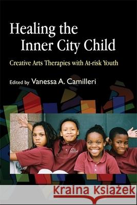 Healing the Inner City Child: Creative Arts Therapies with At-Risk Youth Summer, Daniel 9781843108245 Jessica Kingsley Publishers - książka
