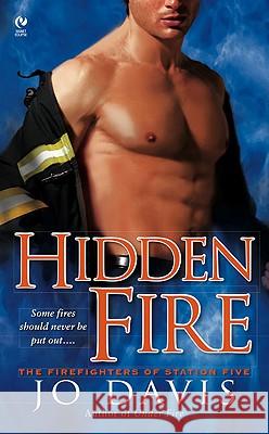 Hidden Fire: The Firefighters of Station Five Jo Davis 9780451228659 Signet Book - książka