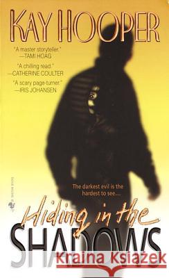 Hiding in the Shadows Kay Hooper 9780553576924 Bantam Books - książka