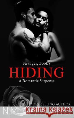 Hiding: Stranger Book 5 Stand-Alone, A Romantic Suspense Garwood, Susan 9781544025537 Createspace Independent Publishing Platform - książka