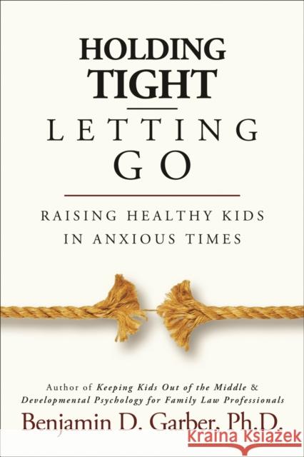Holding Tight-Letting Go: Raising Healthy Kids in Anxioustimes Benjamin D. Garber 9781936268900 Unhooked Books - książka