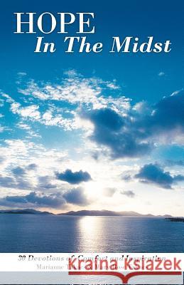 Hope in the Midst: 30 Devotions of Comfort and Inspiration Takacs, Marianne 9781449723521 WestBow Press - książka