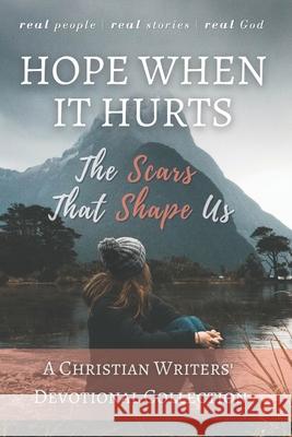 Hope When it Hurts: The Scars that Shape Us: A Christian Writers' Collection (LARGE PRINT EDITION) Michael Lacey 9780999872543 Michael Lacey - książka
