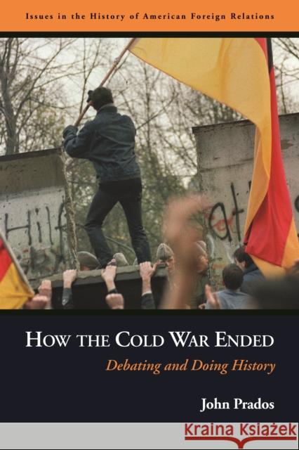 How the Cold War Ended: Debating and Doing History John Prados 9781597971744 Potomac Books - książka