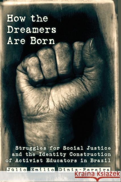How the Dreamers Are Born: Struggles for Social Justice and the Identity Construction of Activist Educators in Brazil Julio Diniz Pereira 9781433120893 Lang, Peter, Publishing Inc. - książka
