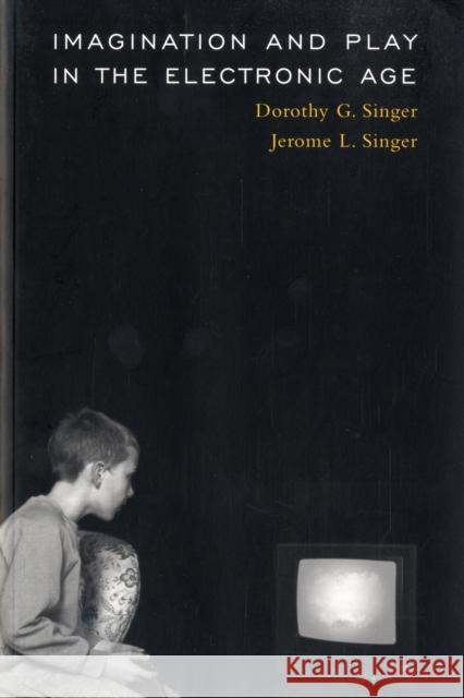 Imagination and Play in the Electronic Age Dorothy G. Singer Jerome L. Singer 9780674024182 Harvard University Press - książka