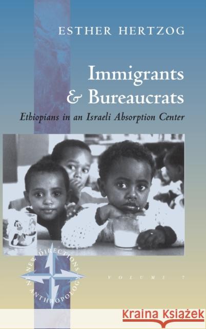 Immigrants and Bureaucrats: Ethiopians in an Israeli Absorbtion Center Hertzog, Esther 9781571819413 Berghahn Books - książka