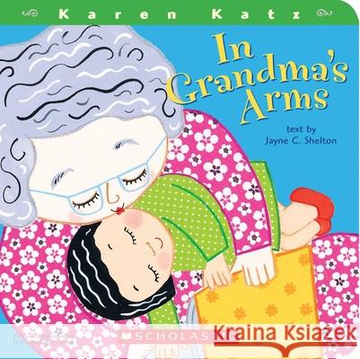 In Grandma's Arms Jayne C. Shelton 9780545068680 Scholastic - książka