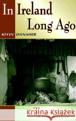 IN IRELAND LONG AGO Kevin Danaher 9780853427810 THE MERCIER PRESS LTD - książka