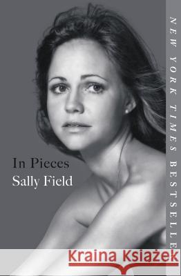 In Pieces Sally Field 9781538763032 Grand Central Publishing - książka