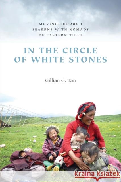 In the Circle of White Stones: Moving Through Seasons with Nomads of Eastern Tibet Gillian G. Tan 9780295999487 University of Washington Press - książka