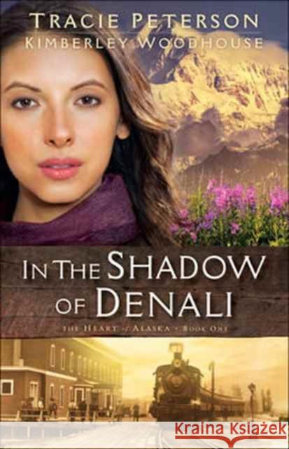 In the Shadow of Denali Tracie Peterson Kimberley Woodhouse 9780764219238 Bethany House Publishers - książka