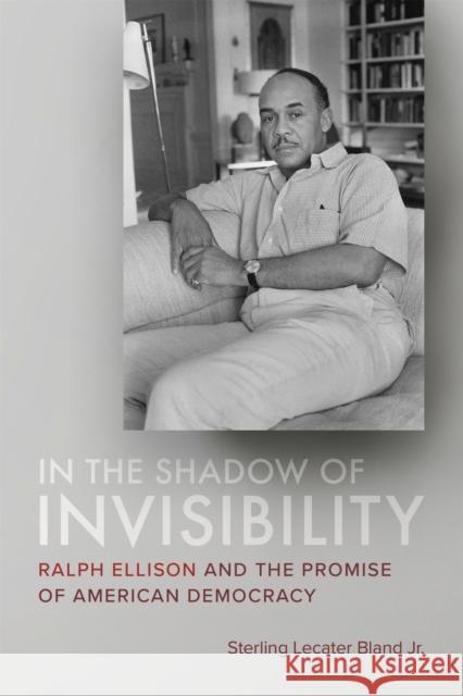 In the Shadow of Invisibility: Ralph Ellison and the Promise of American Democracy Sterling Lecater Bland 9780807178508 LSU Press - książka