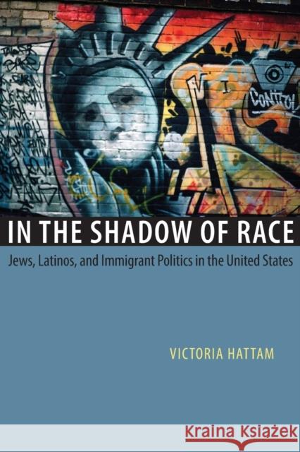 In the Shadow of Race: Jews, Latinos, and Immigrant Politics in the United States Hattam, Victoria 9780226319230 University of Chicago Press - książka