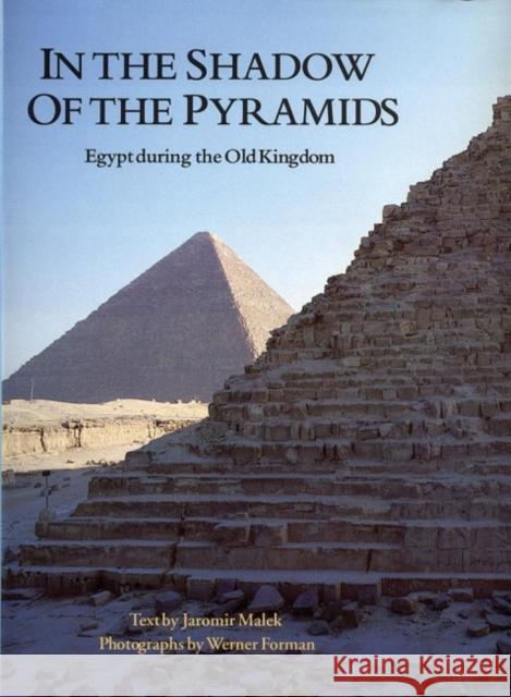 In the Shadow of the Pyramids: Egypt During the Old Kingdom Jaromir Malek Werner Forman Werner Forman 9780806120270 University of Oklahoma Press - książka