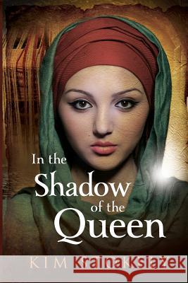 In the Shadow of the Queen Kim Stokely 9781720389071 Createspace Independent Publishing Platform - książka