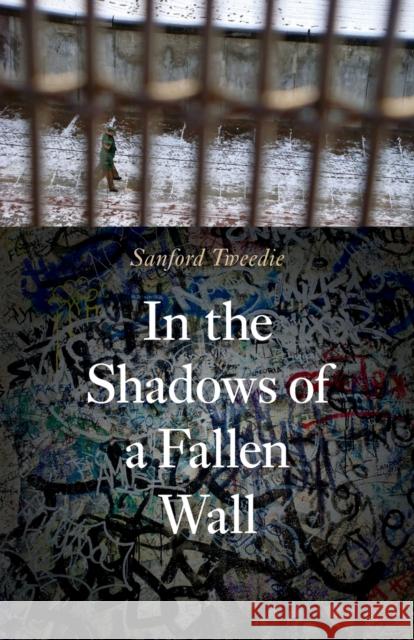 In the Shadows of a Fallen Wall Sanford Tweedie 9780803271418  - książka