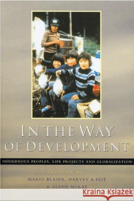 In the Way of Development: Indigenous Peoples, Life Projects and Globalization Blaser, Mario 9781842771921 Zed Books - książka