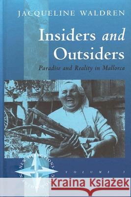 Insiders and Outsiders: Paradise and Reality in Mallorca Waldren, Jacqueline 9781571818898 Berghahn Books - książka
