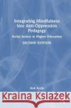 Integrating Mindfulness into Anti-Oppression Pedagogy Beth (St. Cloud State University, USA.) Berila 9781032041414 Taylor & Francis Ltd